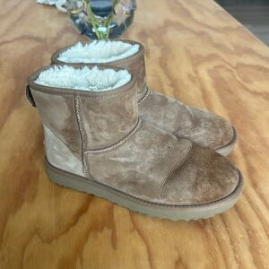 UGG mid boot in chestnut